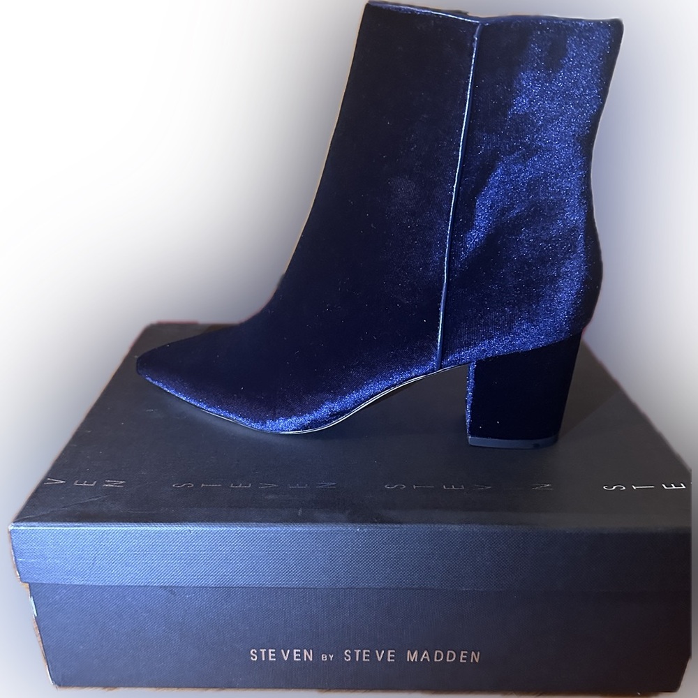 STEVE MADDEN Blue velvet ankle boots size 7.5